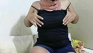 Viral Guru Hijab Teases with Big Payudara Display.