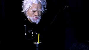 家族のことを考えて兄をアダルト業界に巻き込もうとする