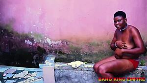 Baise hardcore en levrette dans toilettes du quartier