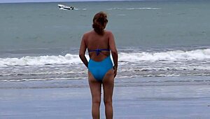 Lateinamerikanische Stiefmutter fickt hart am Strand mit Freundes Sohn und Monsterschwanz!