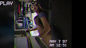 Vidéos VHS nostalgiques capturant des moments intimes avec une brune latina