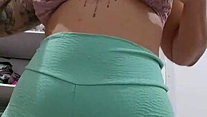 مراهقة معرضة تظهر في العلن