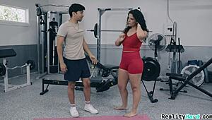 Секси къдрава брюнетка 18+ с сочно голямо дупе съблазнява приятел за мокра свирка и кучешка акция