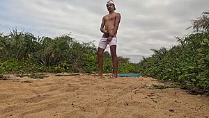 African handjob leads to cumshot on the beach