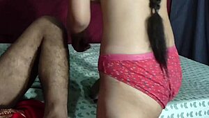 Het indisk bhabhi i röd sari blir knullad av grannen med närbild på armhålor och oljad rumpa-fetisch