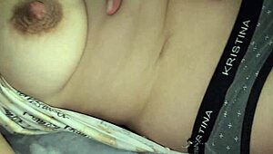 Dakle, ova debela beba sa tesnom mokrom picom uzima taj kurac kao da je lako za moju pastorku