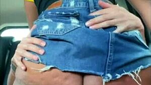 Morena safada rides the magrelo's big cock in the car