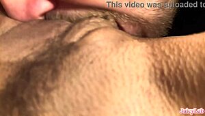 La sorellastra arrapata mostra la sua fica grossa e carnosa in un sesso amatoriale casalingo con fica gocciolante arrapata e vestiti strappati