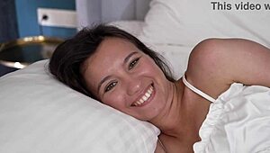 Bruneta najstnica 18+ kurba začne z jebanjem obraza od monstrouznega kurca. Njena tesna luknja se širi pri prvem analnem seksu.