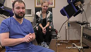 Firmen-Sklaven Szene mit Ava Siren! Sie nimmt Doggystyle-Pounding und Gesichtsfick in dieser Parodie.