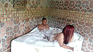 Латиноамериканка получава мисионерски анален секс от татко с голям кур в джакузи, докато жена му е на работа част 1