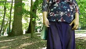 Dlaczego ta owłosiona dojrzała błyska swoją pulchną cipką na zewnątrz publicznie?