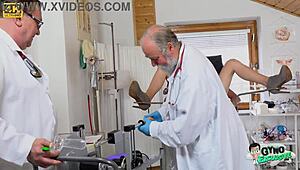 Ariela Donovan Pirang Seksi 20 Tahun Dapat Periksa Pussy Nakalnya Oleh Dua Dokter Kandungan Tua di Rumah Sakit 😜