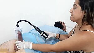 Dokter Wanita Kasih Massage Membungkuk di Kontol Pasien Gendut untuk Besar Ukuran Lalu Semangat Diving Memek Kasar