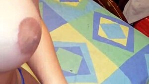 Büyük kalçalı Latin gelin bana ıslak sakso çekip dört ayak üstünde sikiliyor doğal memelerle tatlı.