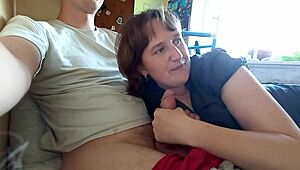 Ia-mă de curul mare în capră, zice milfa grasă ucraineană înainte de sex vaginal, creampie anal și înghițit spermă în gură.