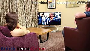 Ez a gömbölyű brit 19 éves meglepi idősebb barátját olajos kézivel. Ami első ondóval borított előjátékhoz vezet.