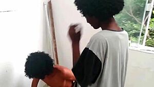 pai deixa a filha em casa com o pedreiro dotado, ele se aproveita e mete gostoso