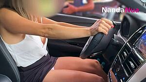 Niegrzeczna żona pokazuje cycki i ściąga majtki dla pracownika stacji benzynowej