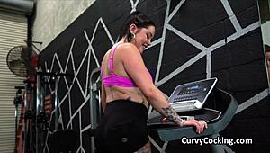 i motivate my client with juicy pussy flashing at gym