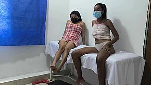 Kåte meksikanske lesber rører rumpe og pupper på jobb 😏