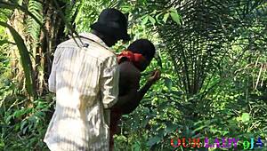 Horny dievča z buša šukané šťastným lovcom z dediny!