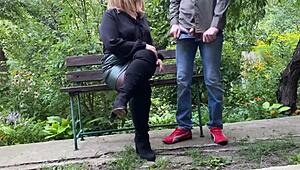 Voi jumala, anoppini korkokengissä ja sukkahousuissa väläyttää valtavaa perseään ja tissejään pitääkseen minut koukussa kuin täydellinen emäntä-vatsa-tease.