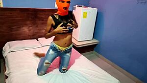 棕髮繼妹說要在酒店慶萬聖節戴面具搖臀超性感最後全裸給我