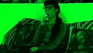 Beth Kinky - Domina goth sexy qui fume en lumière verte Pt1 HD