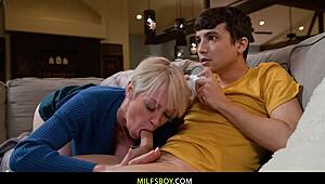 שחק כל היום בזמן שדי ויליאמס עם כוס רטוב מגולח! בלונדינית עם ציצים גדולים ותחת מקועקע