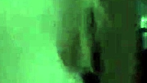 deslizando bucetinha pelo pau sem camisinha