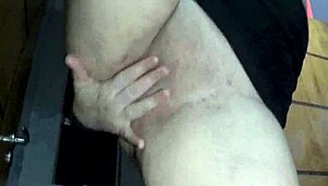 deslizando bucetinha pelo pau sem camisinha