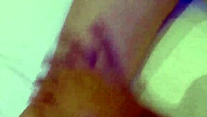 deslizando bucetinha pelo pau sem camisinha