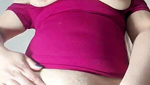 ¡Rubia MILF colombiana muestra coño y culo gordo hablando sucio! Madrastra latina puta masturba cameltoe gigante para hijastro