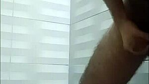 Tucacheritocacheron - Mientras Que Espero En La Ducha A Mi Vecina Me Masturbo