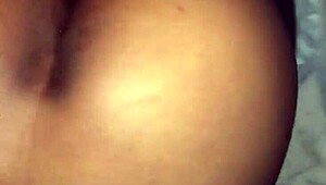 Stripteaseuse ébène reçoit creampie anal hardcore et cumshot