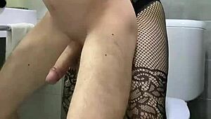 Милф с огромни цици лиже дупето на мъжа си в тоалетната преди домашен анален секс.