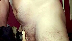 Твърдо чукане на играчката ми, наведена над леглото, показвайки голямо дупе до двойно свършване