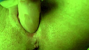 Gadis kecil 18+ rambut merah regang pakai mainan gede