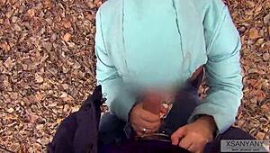 Dobar seks napolju sa udatom vrućom ženom u hulahopkama, puna usta sperme xsanyany