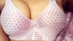 Zo geil van mooie Aziatische tiener 18+ klaarkomen huge poesjes spel solo interview