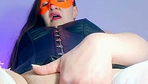 바 주인이 메이드 흉내 내며 살찐 솔로로 클라이언트 위해 자위