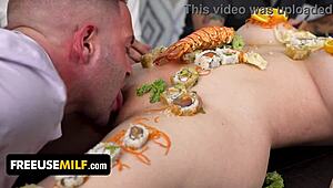 Bucătăreasă vietnameză busty în uniformă aplecată cu sâni mari și fund pentru sex păsărica în leggings