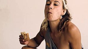 Yemek Feticili Ters Kovgirl'de Yiyorum Sikiliyorum, Sonuna Kadar Sert Binip Zıplıyorum.