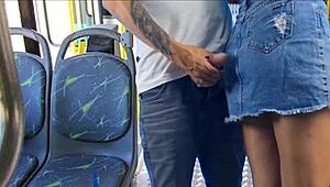 Dus deze jonge studente wordt bereden en geneukt in de bus publiekelijk, hè?