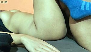 Кућни секс се одвија са пуницом у кревету.