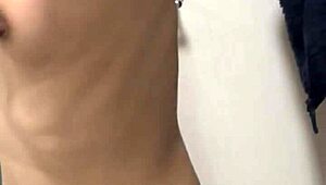 Feleségem mellbimbóit csipkedem és nyalogatom zuhany utáni szex után