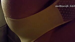 Perverși la chiloți excitați de tite upskirt ale nevestei