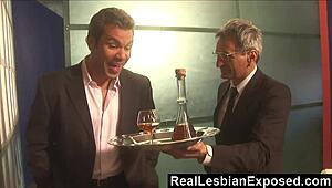 สาวบลอนด์และบรูเน็ตต์ในชุดชั้นในใช้ของเล่นสำหรับเลสเบียนเลียหีบนโซฟา