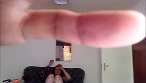 Bu ev yapımı videoda şişman kadın partneri için bacaklarını açıyor